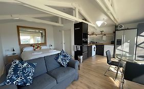 Spacious Lodge With King Sized Bed